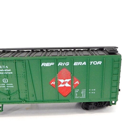 Life-Like Trains Green REA Refrigerator Car Model HO T588 - Picture 5 of 12